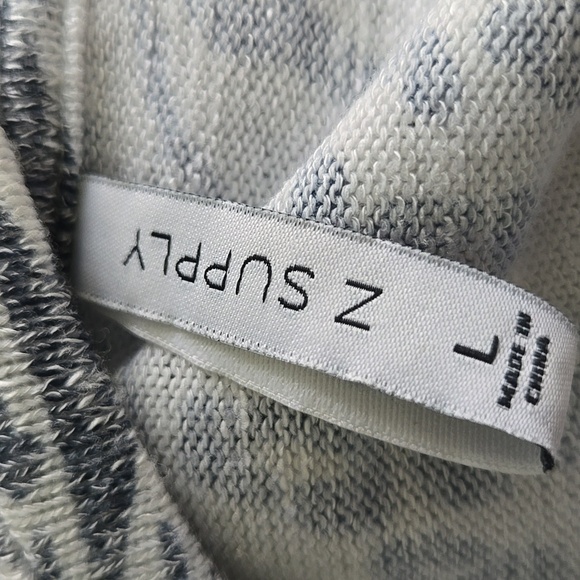 Z Supply White and Black Lepard Print Soft Knit Short Sleeve V-neck Pullover L - Picture 5 of 7